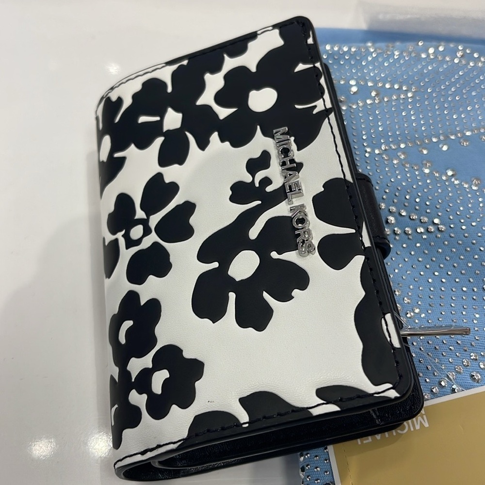 Michael Kors Jet Set Medium Floral Print Bi-Fold Wallet
Black
NWT - Picture 10 of 16